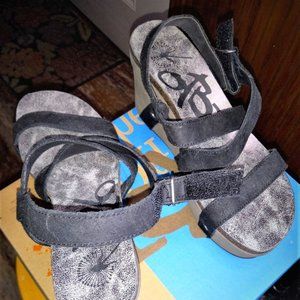 SUEDE PLATFORM SANDALS